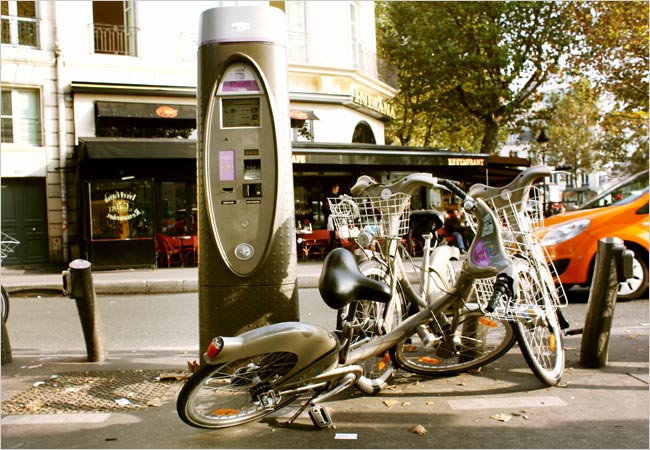 Vandalism of Paris' Velib, bike sharing program