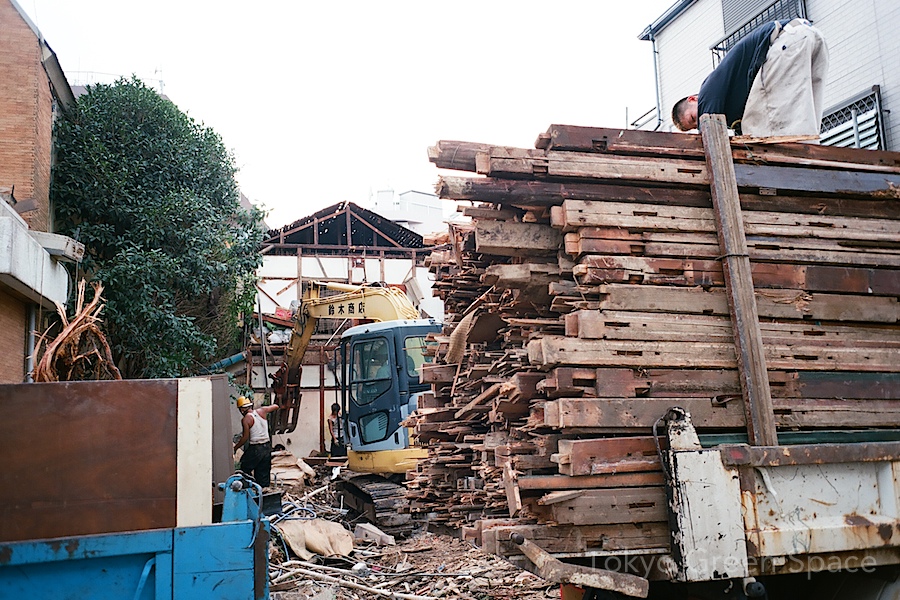 nakano_demolition_wood