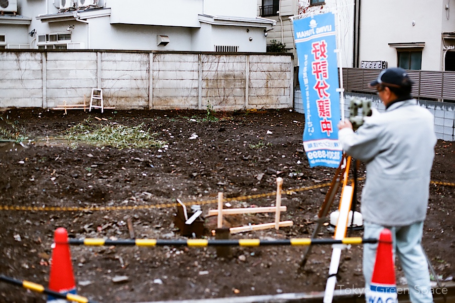 surveyor_shinto_remains_nakano_emptylot_demolitionsite