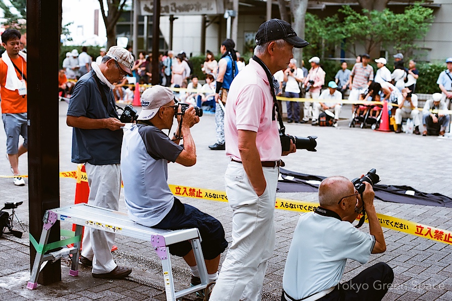 seniors_photographers_yoyogi_park_fancy_cameras_bench
